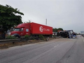 hai duong 6 nguoi bi xe tai lat de tu vong tren quoc lo 5