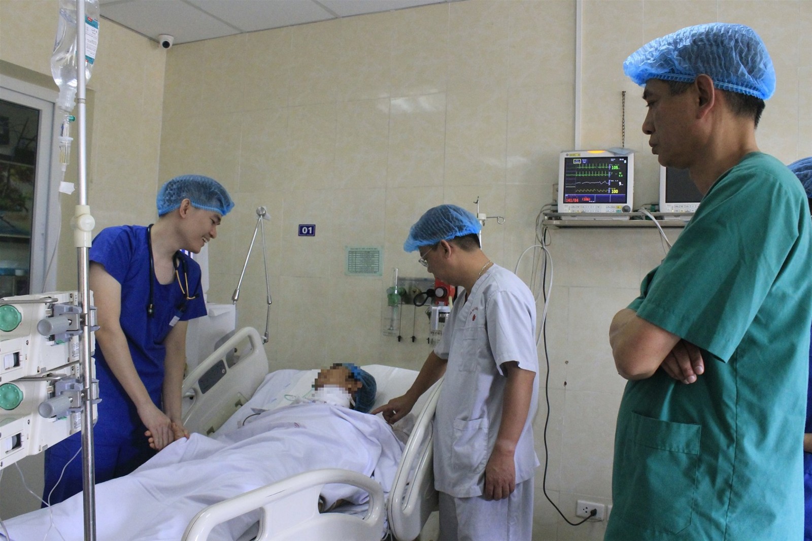 Nam thanh niên bị dao đâm xuyên cổ đứt dời động mạch thoát chết trong gang tấc