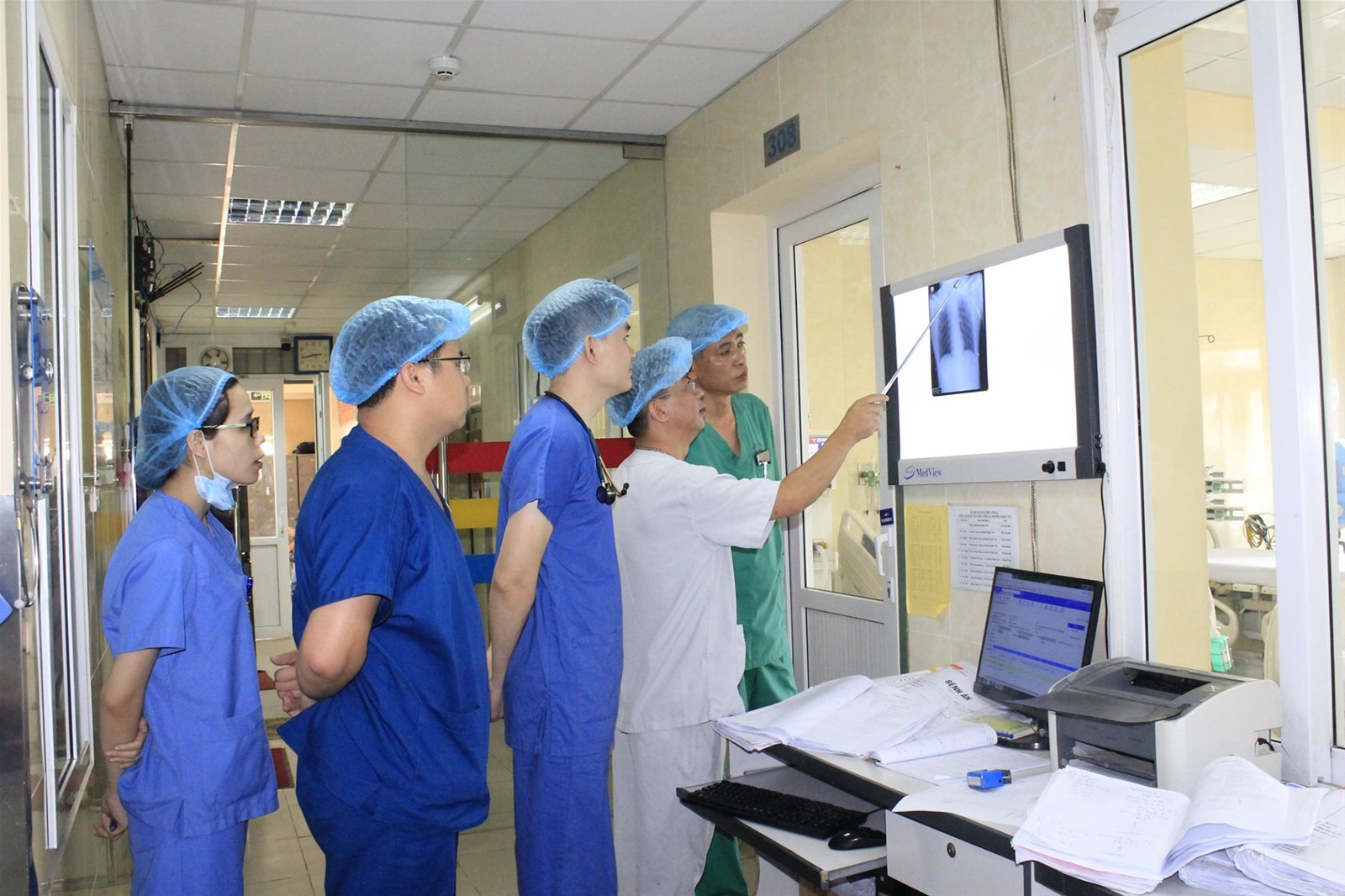 Nam thanh niên bị dao đâm xuyên cổ đứt dời động mạch thoát chết trong gang tấc