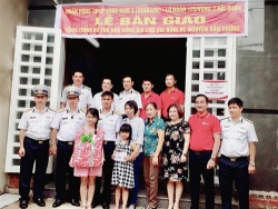 seabank va quy hoc bong vu a dinh trao tang nha dong doi