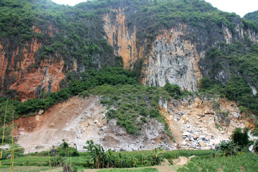 Về nghe đá khóc