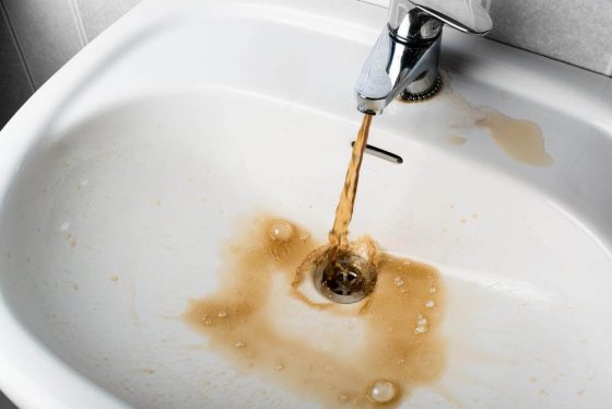 Nước sinh hoạt đổi màu đơn vị cấp nước bặt tăm