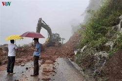 mua lu gay sat lo dat tai nhieu tuyen duong giao thong o lai chau