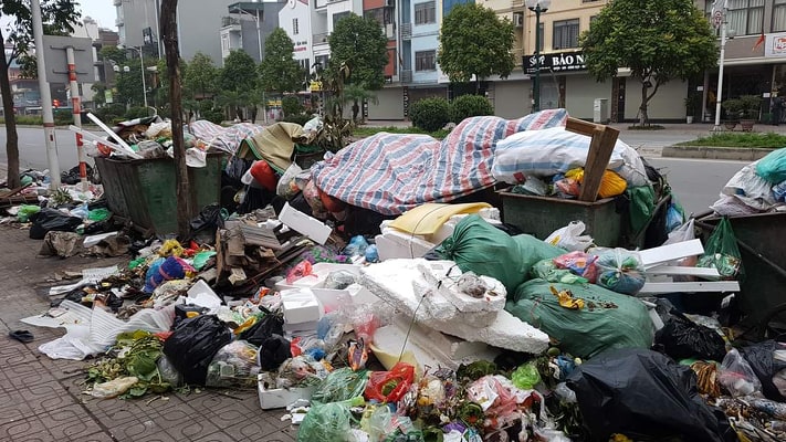Hà Nội: Rác tồn ứ, bốc mùi hôi thối trên nhiều tuyến đường