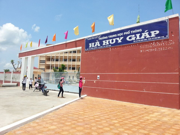 Rơi từ tầng 3 trường học xuống đất, nam sinh lớp 10 tử vong