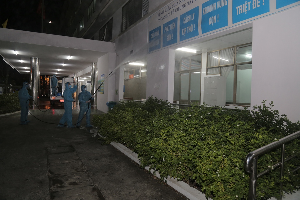 Lực lượng quân đội phun khử trùng 2 bệnh viện lớn tại Đà Nẵng