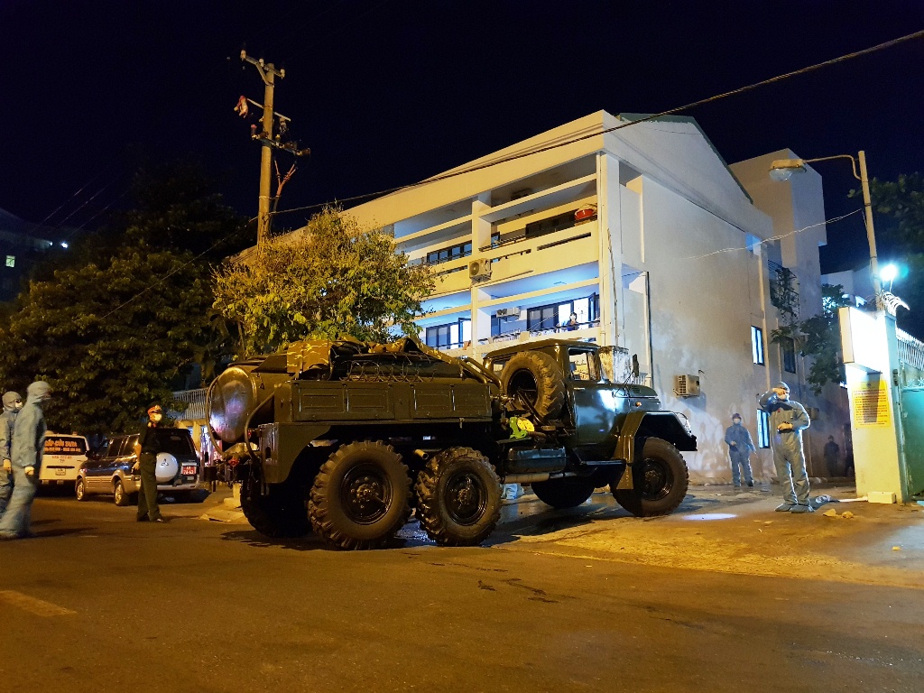 Lực lượng quân đội phun khử trùng 2 bệnh viện lớn tại Đà Nẵng