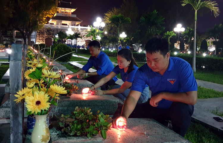 Thắp nến tri ân các anh hùng liệt sĩ