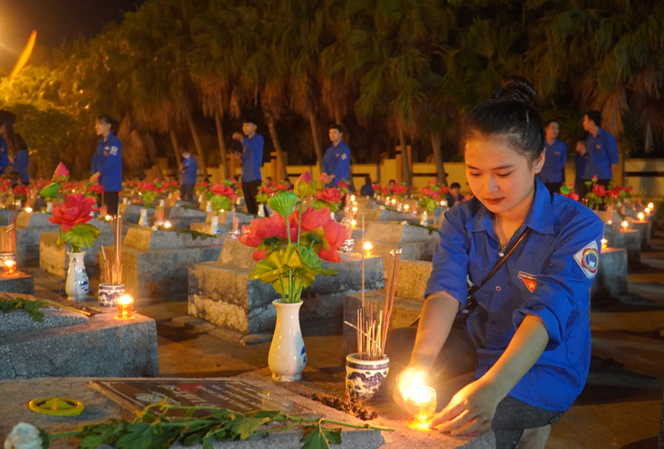 Thắp nến tri ân các anh hùng liệt sĩ