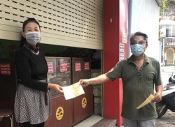 nguoi dan nha trang duoc phat the vao cho sieu thi trong thoi gian thuc hien gian cach xa hoi