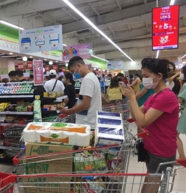 ha noi nguoi dan do xo den sieu thi quet sach hang hoa truoc gio g