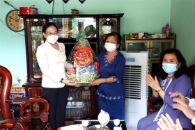 tang gan 18000 phan qua cho nguoi co cong nhan ngay thuong binh liet sy