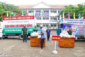 phu nu llvt tinh soc trang chung tay day lui dich benh covid 19