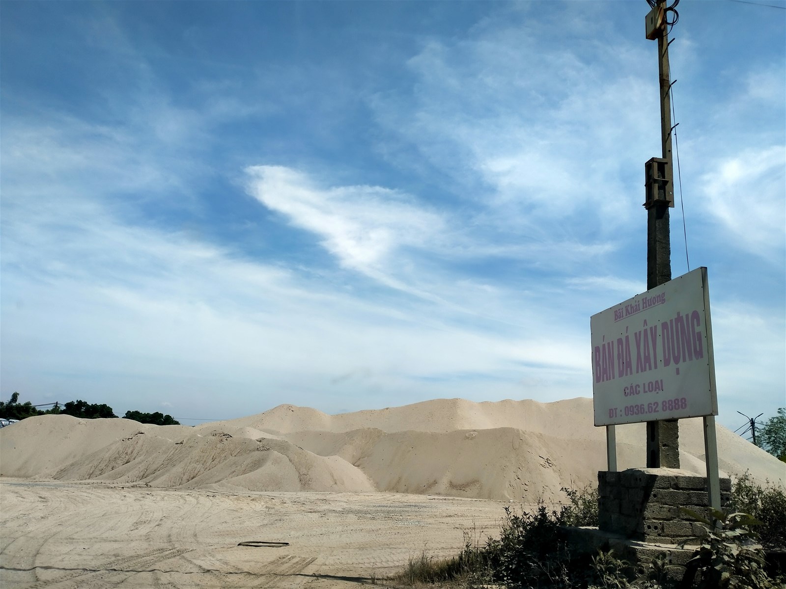 Phú Xuyên, Hà Nội: Bãi tập kết vật liệu xây dựng hoạt động trái phép gây ô nhiễm môi trường, đe dọa hành lang bảo vệ đê