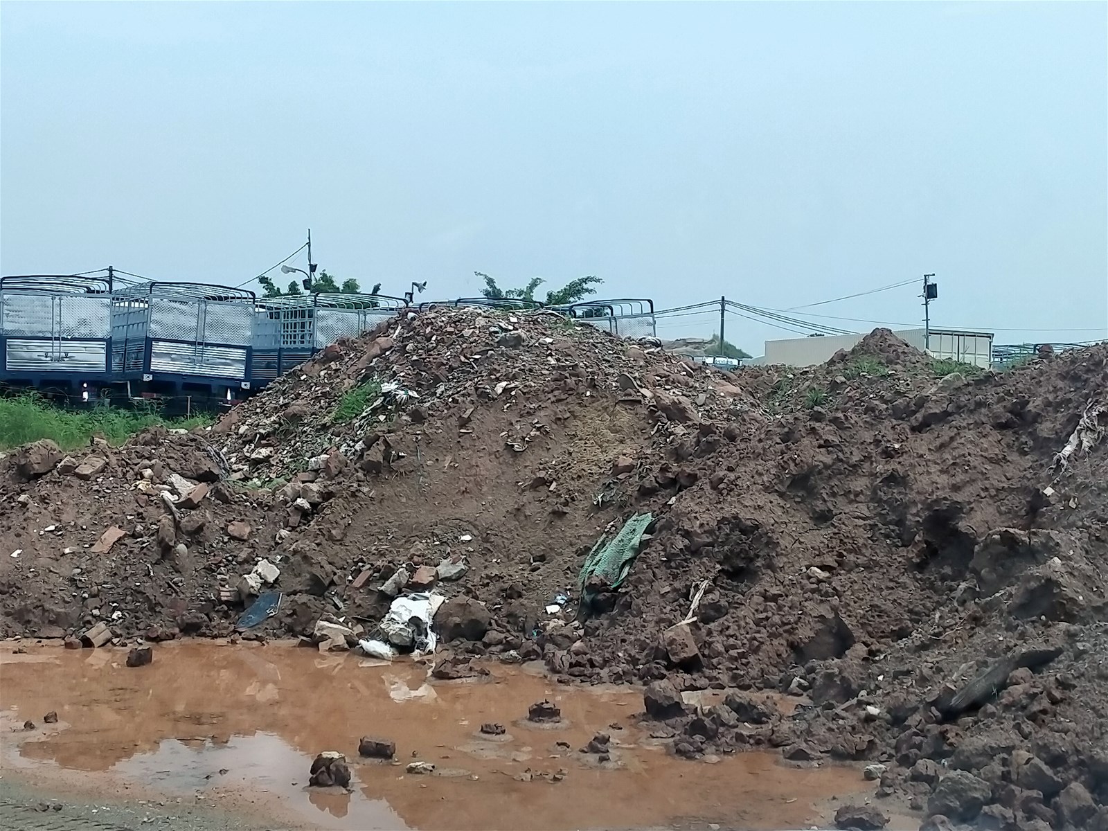 Phú Xuyên, Hà Nội: Bãi tập kết vật liệu xây dựng hoạt động trái phép gây ô nhiễm môi trường, đe dọa hành lang bảo vệ đê