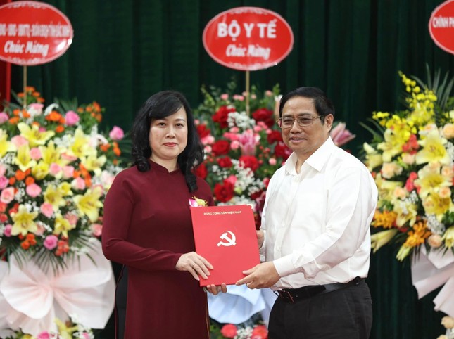 Thủ tướng trao quyết định quyền Bộ trưởng Bộ Y tế cho bà Đào Hồng Lan