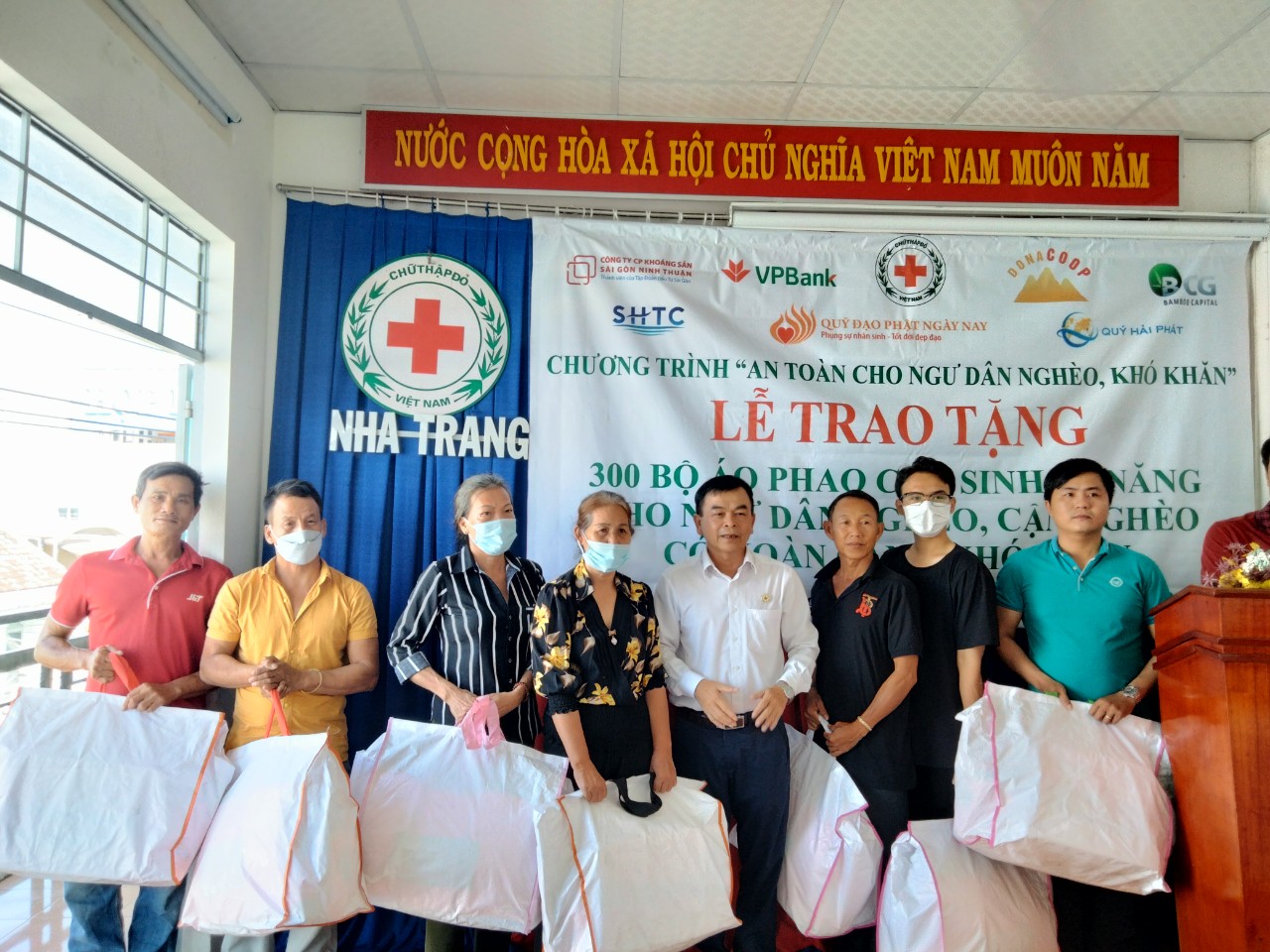 Trao tặng 300 áo phao cứu sinh cho hộ ngư dân nghèo tại Nha Trang