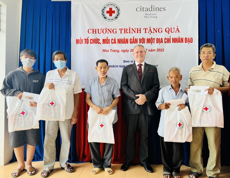 Tặng quà cho 20 hộ có hoàn cảnh đặc biệt khó khăn tại Nha Trang