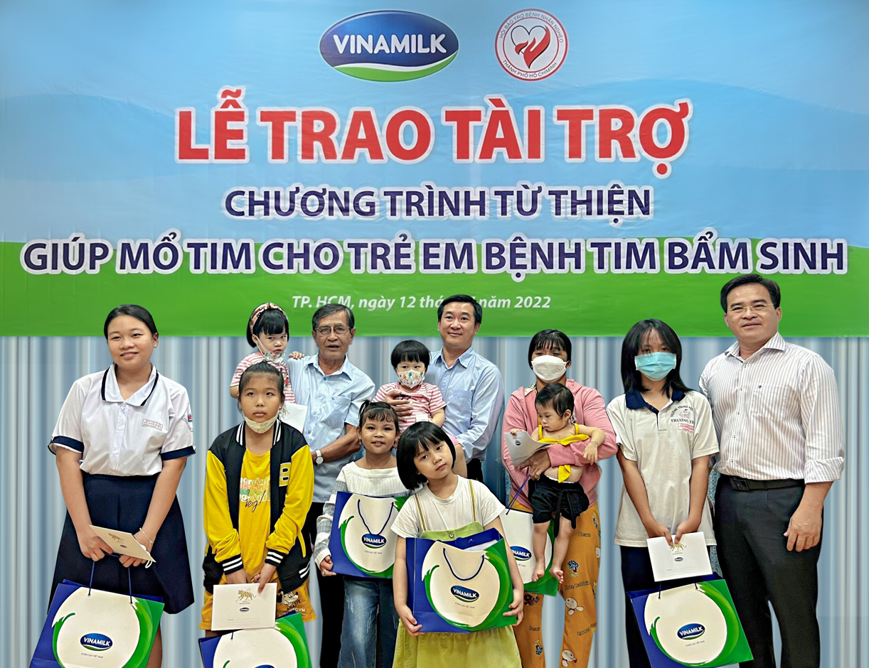 Vinamilk tiếp tục ủng hộ Hội Bảo trợ Bệnh nhân nghèo TP.HCM 500 triệu đồng cho các bệnh nhi nghèo mổ tim năm 2022