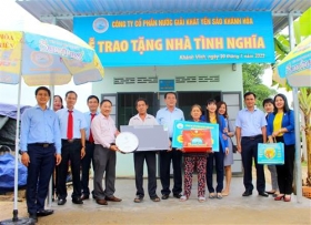 cong ty co phan nuoc giai khat yen sao khanh hoa trao tang 5 can nha tinh nghia tai huyen khanh vinh