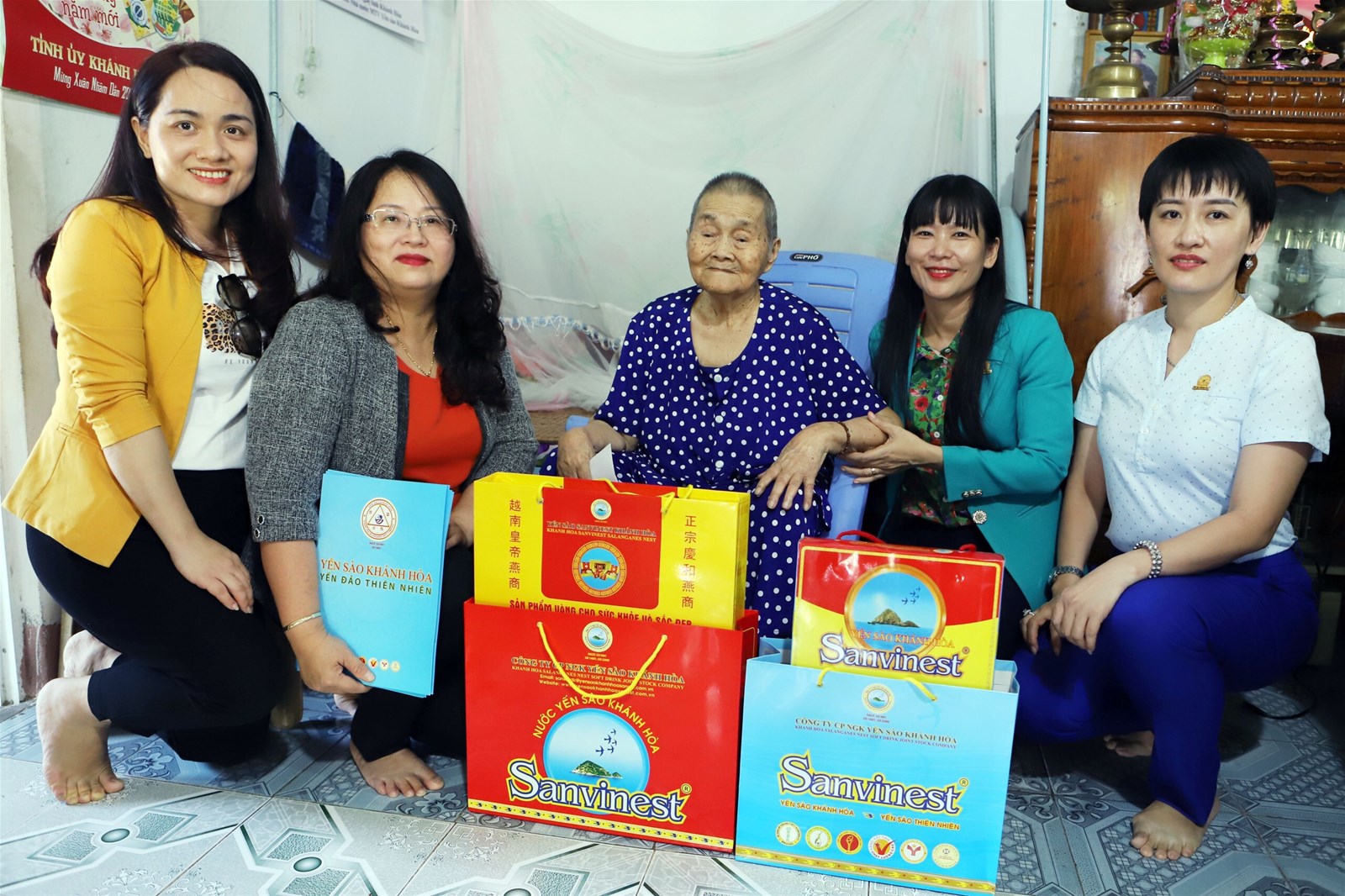 Công ty Yến sào Khánh Hòa: Thăm và tặng quà hai bà mẹ Việt Nam anh hùng tại Nha Trang  