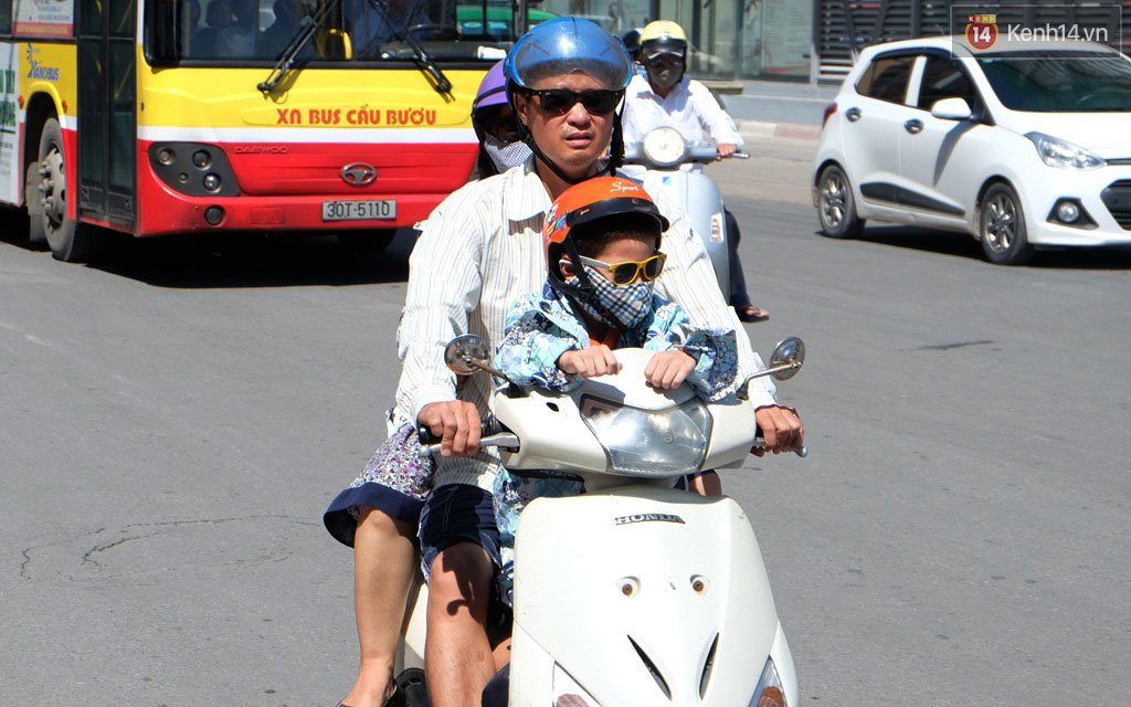 Hôm nay là ngày nắng nóng gay gắt cuối cùng trong mùa hè ở Hà Nội - Ảnh 1. Hôm nay là ngày nắng nóng gay gắt cuối cùng trong mùa hè ở Hà Nội - Ảnh 1.