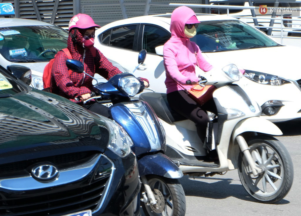 Hôm nay là ngày nắng nóng gay gắt cuối cùng trong mùa hè ở Hà Nội - Ảnh 2. Hôm nay là ngày nắng nóng gay gắt cuối cùng trong mùa hè ở Hà Nội - Ảnh 2.