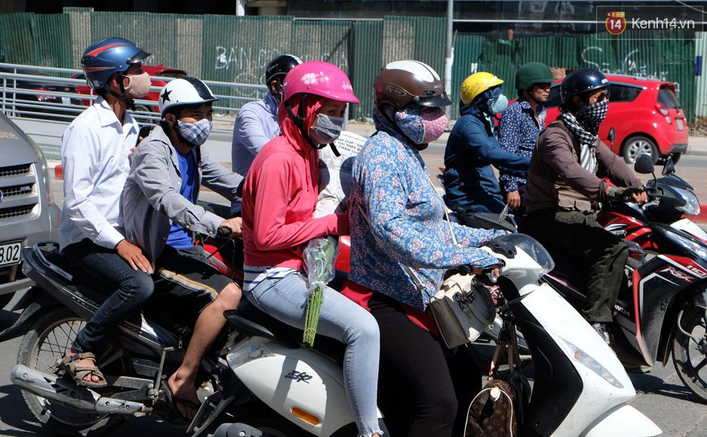 Hôm nay là ngày nắng nóng gay gắt cuối cùng trong mùa hè ở Hà Nội - Ảnh 3. Hôm nay là ngày nắng nóng gay gắt cuối cùng trong mùa hè ở Hà Nội - Ảnh 3.