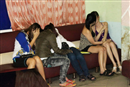 thanh hoa bat giu 5 gai ban hoa nup bong tai quan cafe