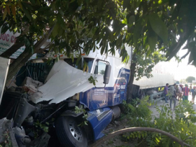 ha tinh xe container mat lai dam sam vao nha dan