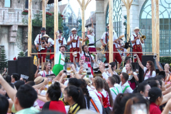 bat tung cam xuc voi le hoi bia cuc chat tren dinh ba na