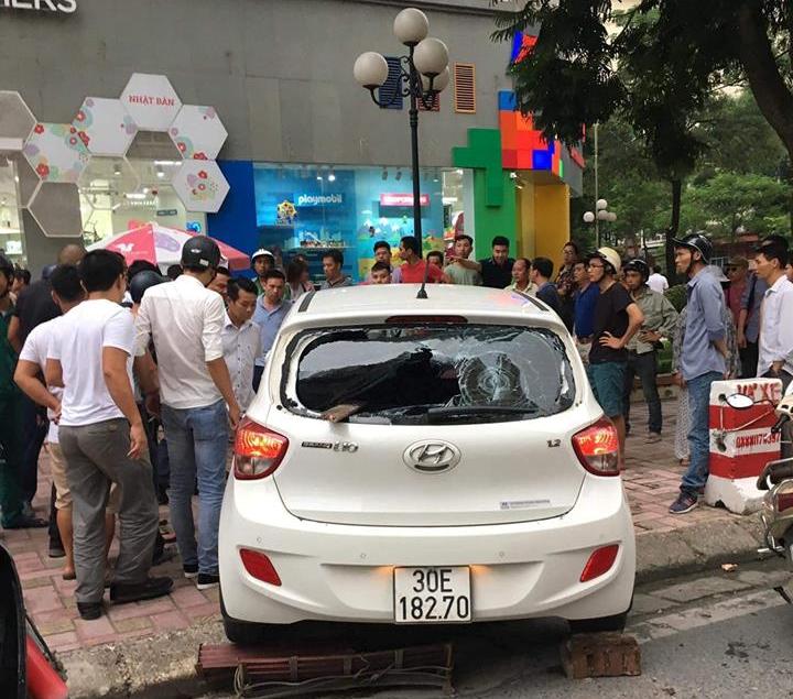 H&agrave; Nội: Tạm giữ t&agrave;i xế điều khiển xế hộp g&acirc;y tai nạn li&ecirc;n ho&agrave;n