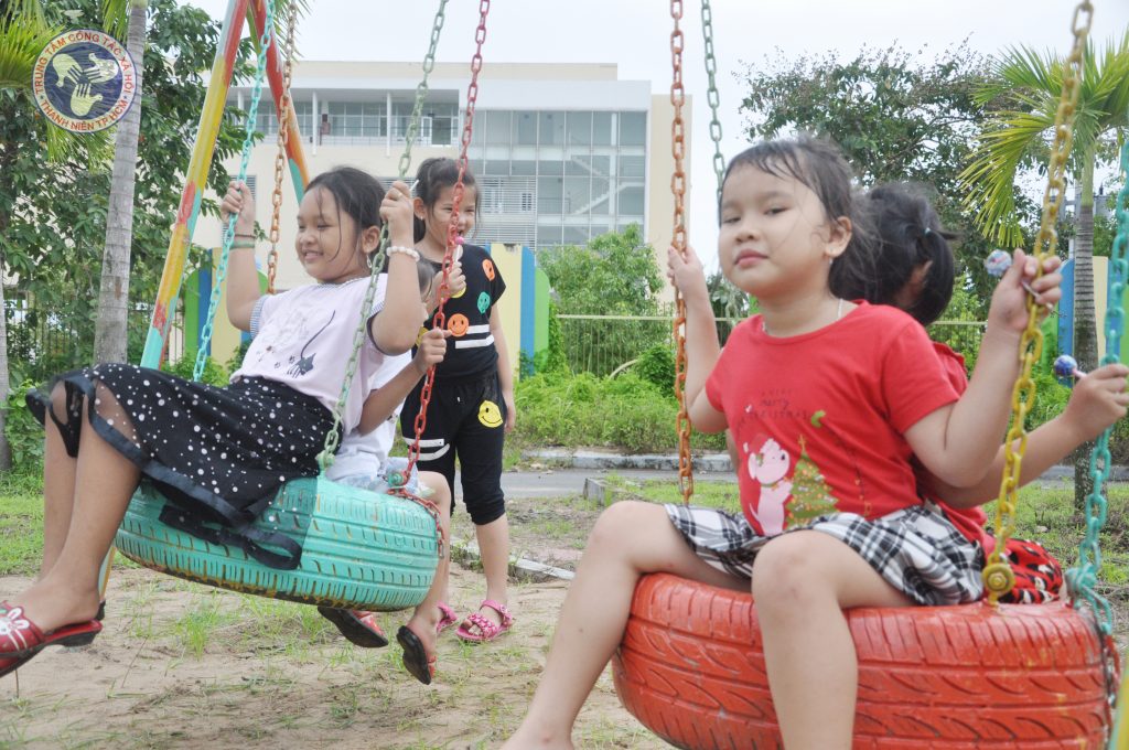 “Phù phép” phế liệu thành sân chơi cho trẻ em ngoại thành