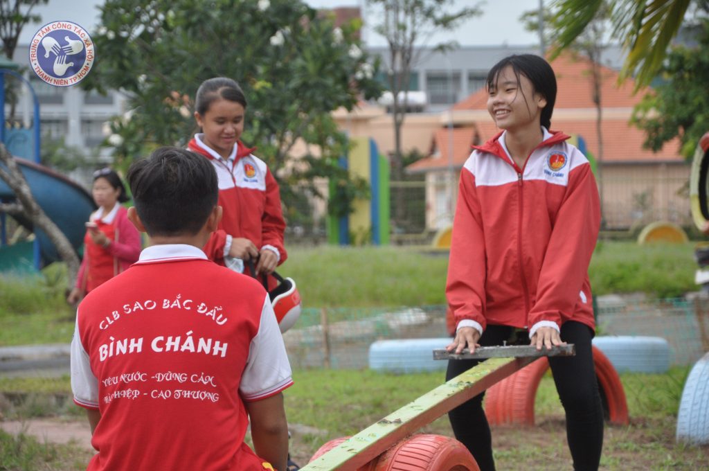 “Phù phép” phế liệu thành sân chơi cho trẻ em ngoại thành