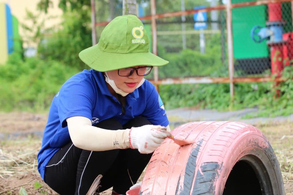 “Phù phép” phế liệu thành sân chơi cho trẻ em ngoại thành