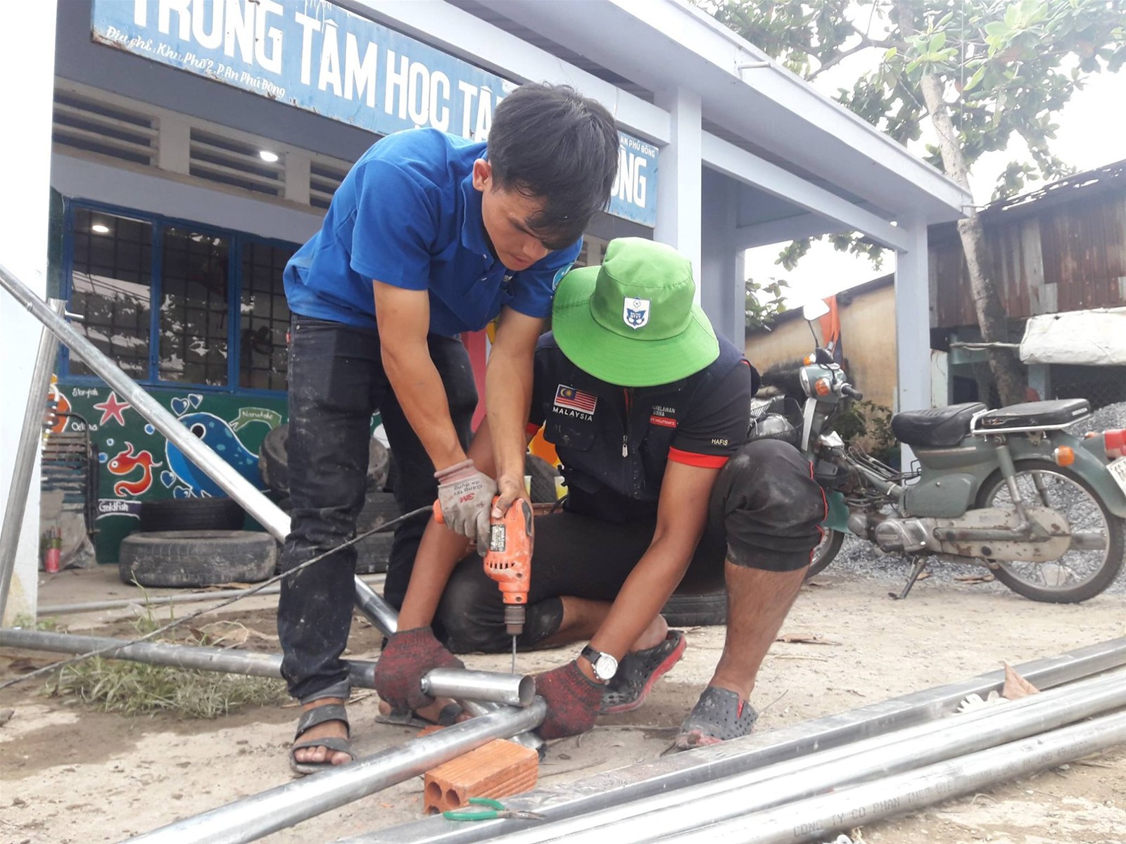 “Phù phép” phế liệu thành sân chơi cho trẻ em ngoại thành