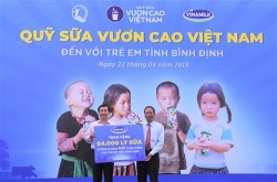 quy sua vuon cao viet nam va vinamilk tiep tuc trao 64000 ly sua cho tre em tinh binh dinh