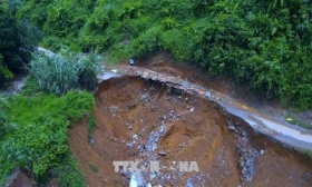 hoa binh mua lon gay sap nha mot nguoi thuong vong