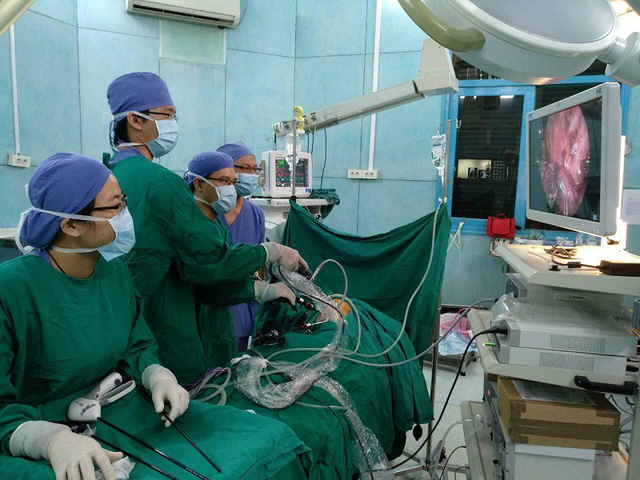 Đắk Lắk: Bệnh nhi 7 tuổi lõm ngực, tim lệch sang hẳn lồng ngực bên phải