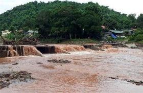 dien bien lu cuon phang 2 em nho khi xuong rua chan duoi khe suoi