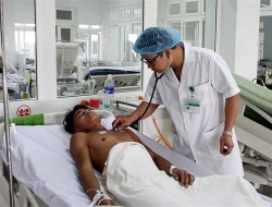 nam thanh nien suyt chet phai nhap vien cap cuu do 5 ngay uong ruou thay com