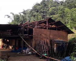 mua da bat thuong tai huyen si ma cai nhieu ngoi nha bi sap toc mai hu hong nang