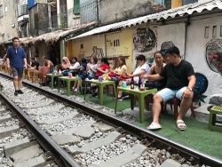 du khach dat cuoc tinh mang cua minh kham pha cafe duong tau giua thu do