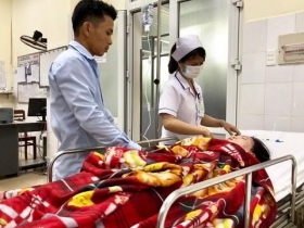 quang ngai bi set danh khi dang di duong nguoi phu nu may man thoat chet