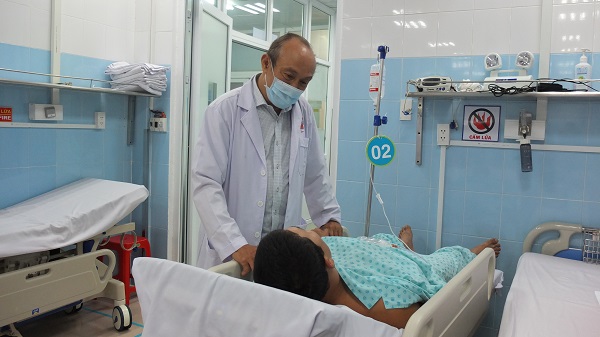 TP.HCM: D&ugrave;ng laser t&aacute;n vỡ sỏi to trong b&agrave;ng quang t&acirc;n tạo 22 năm