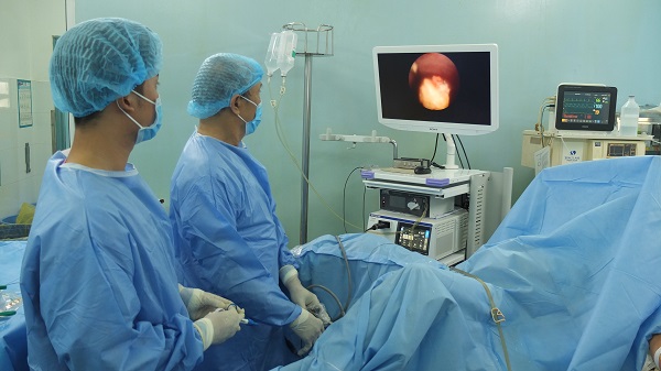 TP.HCM: D&ugrave;ng laser t&aacute;n vỡ sỏi to trong b&agrave;ng quang t&acirc;n tạo 22 năm