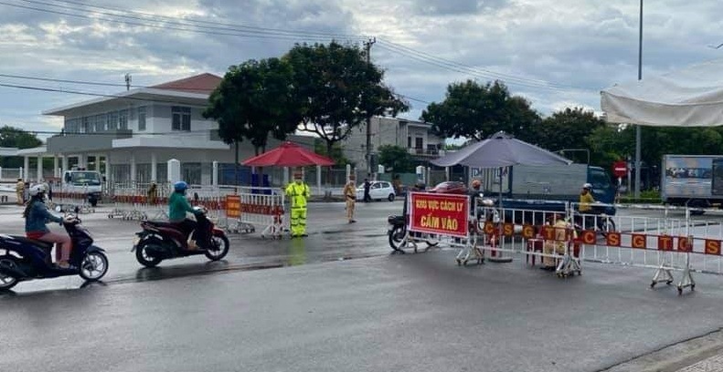 Thủ tướng: Cần t&iacute;nh to&aacute;n rất chặt chẽ trước khi quyết định gi&atilde;n c&aacute;ch x&atilde; hội