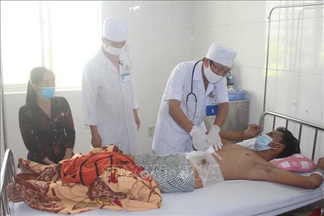 Cứu sống bệnh nhân bị máy cắt cỏ gãy văng thủng bụng