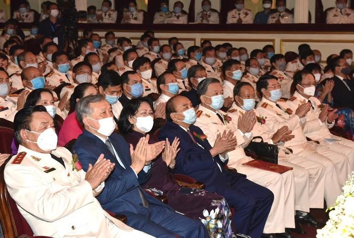 Thủ tướng: H&igrave;nh ảnh người chiến sĩ C&ocirc;ng an ng&agrave;y c&agrave;ng th&acirc;n thương, gần gũi với người d&acirc;n