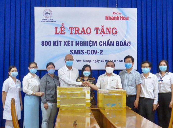 Kh&aacute;nh H&ograve;a: C&aacute;c doanh nghiệp tặng 4.800 bộ kit test phục vụ x&eacute;t nghiệm SARS-CoV-2